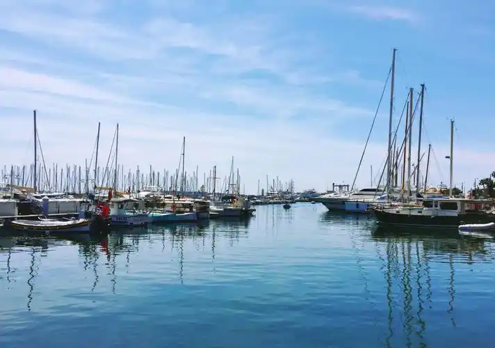 【携程攻略】戛纳戛纳老港景点,法国 戛纳老港里很大豪华游艇,街头