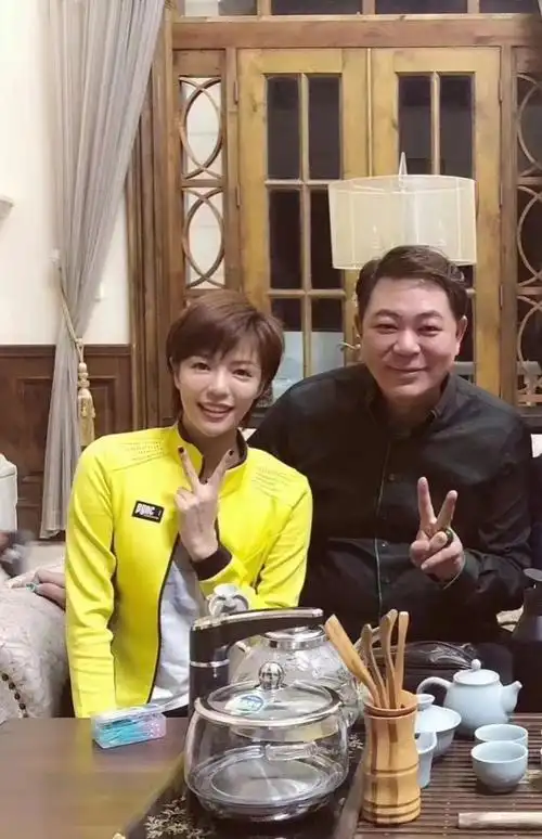 《家有儿女》夏东海好老公人设崩塌!妻子曝光他出轨家暴鱼死网破