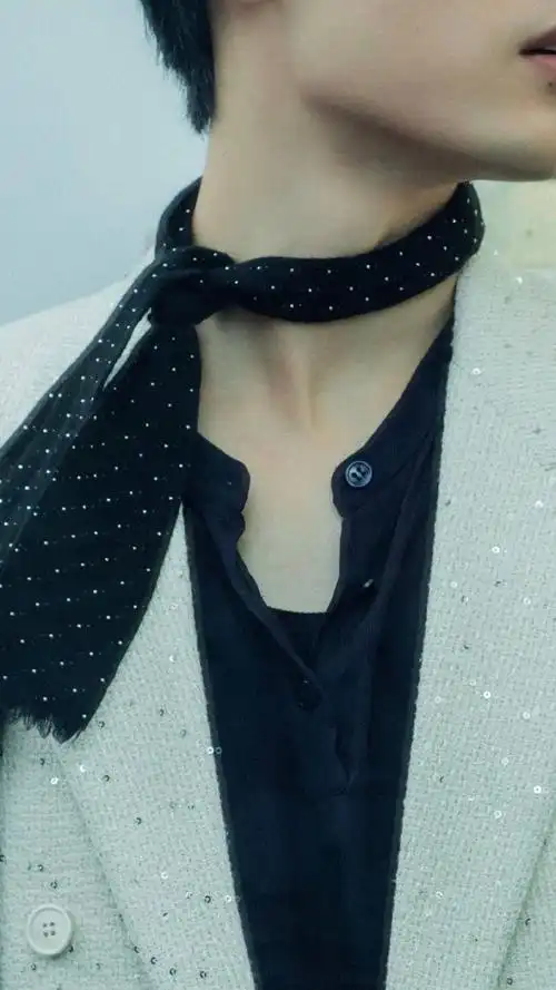 肖战生日会人气##日常见肖战#天鹅颈加锁骨链真的鲨人,不动声色却