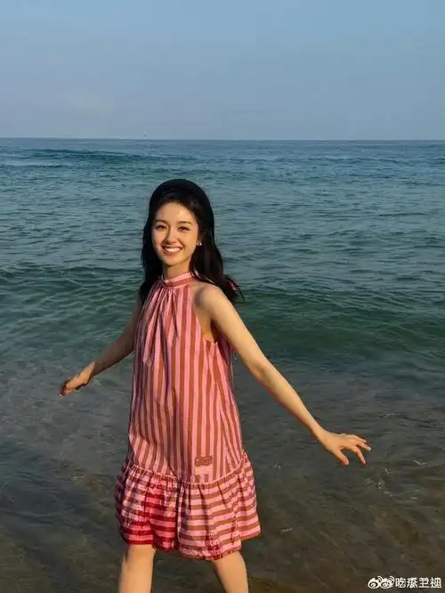 海边阳光少女小裙子氛围感直接拉满李兰迪站在那里就是一幅画