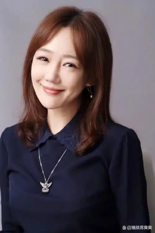 45岁薛佳凝近照曝光身材发福打扮土气穿538元厚底靴引吐槽