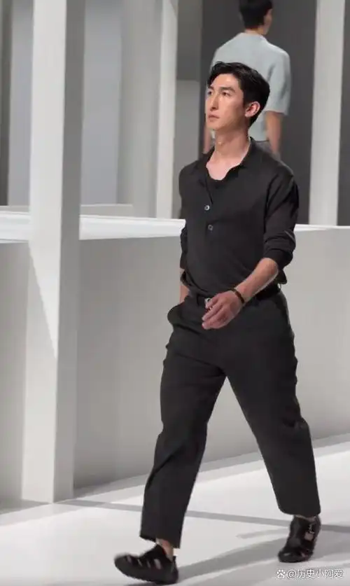 小编似乎第一次听说运动员参加走秀,武大靖身高1米82,看起来并不比