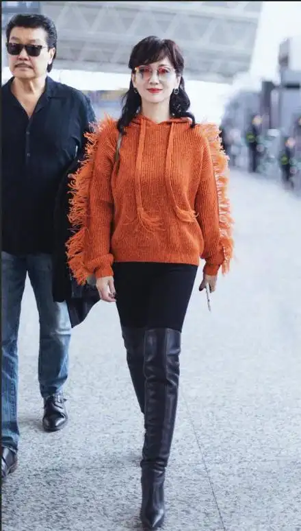 被赵雅芝穿"大衣 长靴"的样子美到了,优雅知性,50 女人都适合|穿搭|长