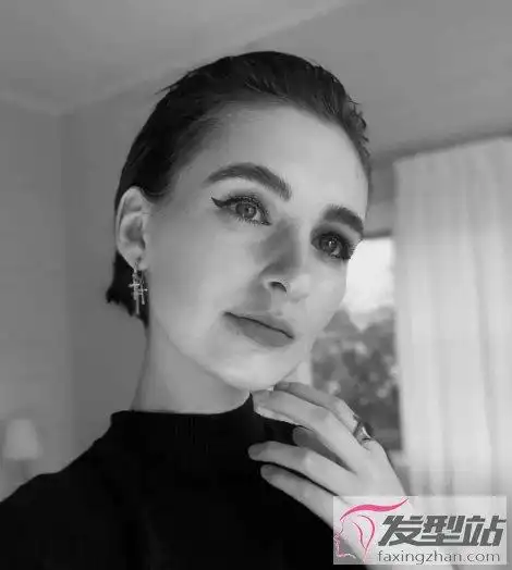 帅气的女生发型,背头绝对拥有姓名,黑色的背头短发清爽利落,无刘海的