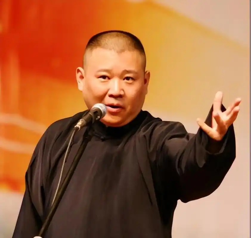 郭德纲看一眼曹云金就算输?真相辨析:看也没看,输也没输-腾讯新闻