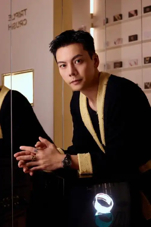 陈伟霆的耳骨夹