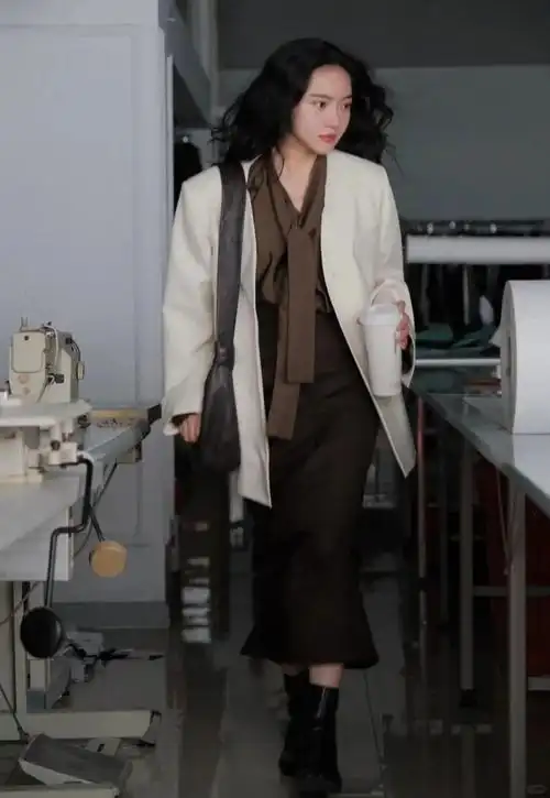 小君君布兰妮的小号西装与内搭连衣裙,形成两种色彩层次,包包与鞋子同