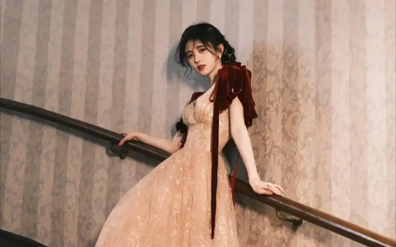 鞠婧祎礼服美照来袭!