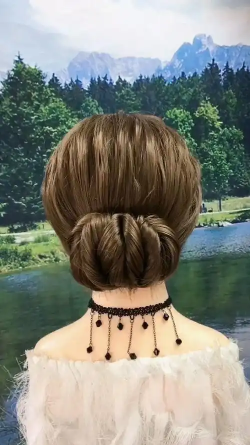 适合三十四十五十岁的女人扎的发型,简单又大方,端庄又气质