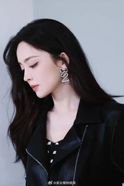 娜扎皮衣造型酷飒十足眼神凌厉有范侧颜精致动人
