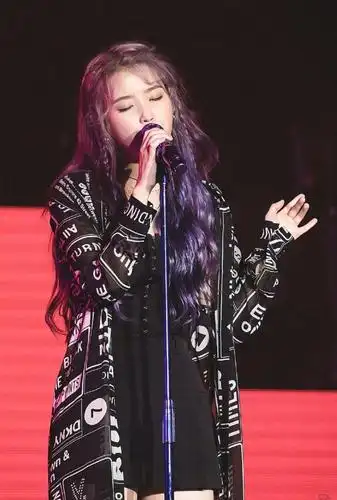 演唱会上的iu李知恩,一头紫色长发