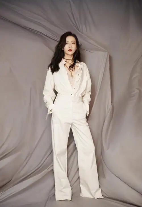 王鸥真放得开穿蕾丝白裙大玩纯欲风这腿小姑娘都羡慕