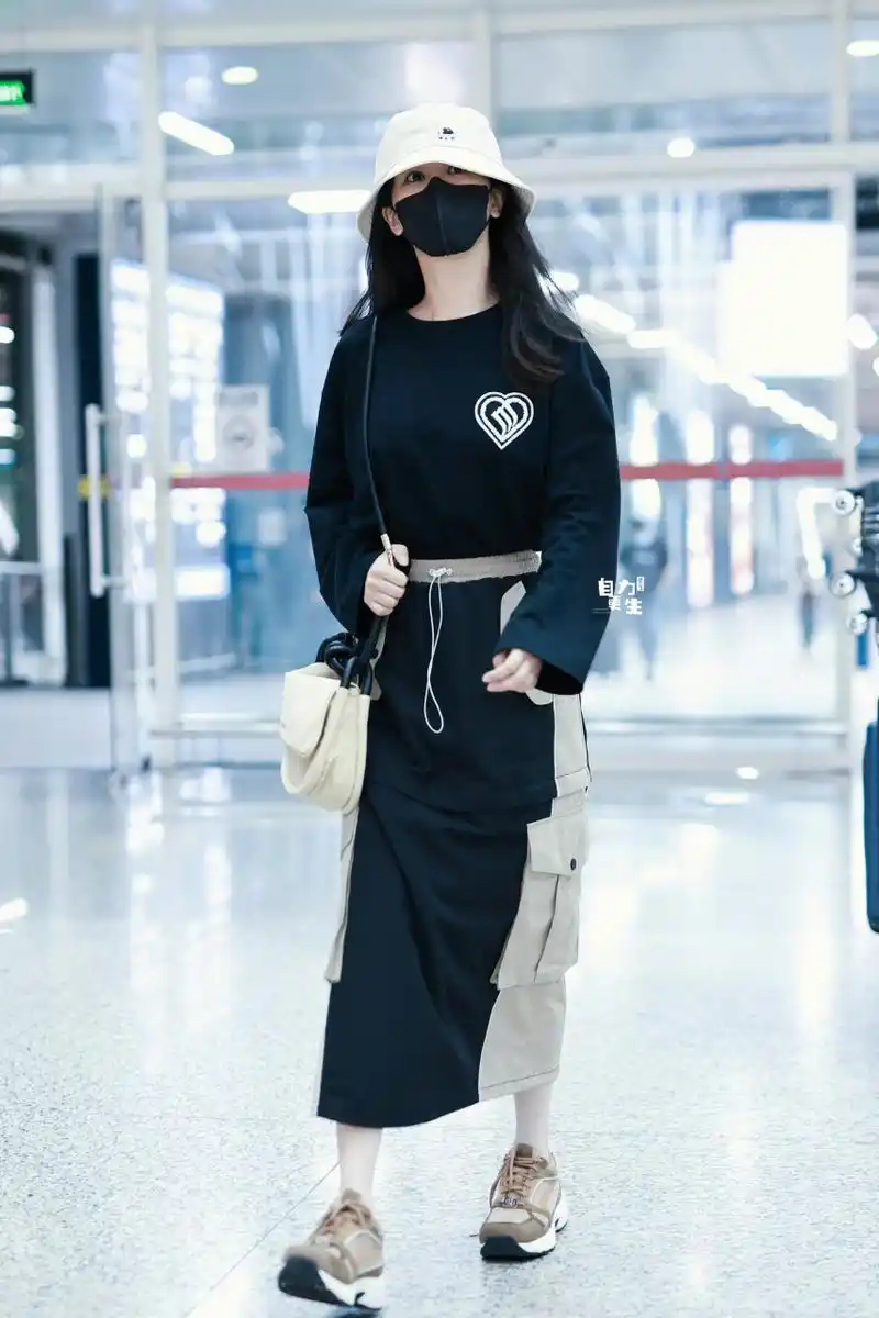 穿搭进步很多啊!#杨紫工装裙机场饭拍