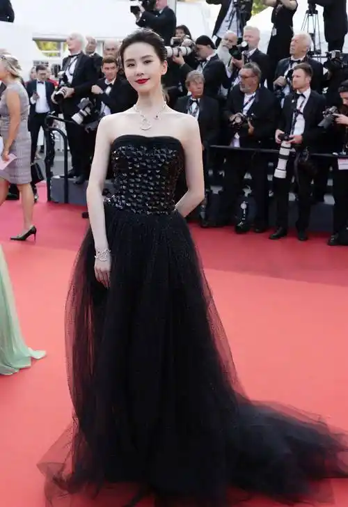 刘诗诗黑色抹胸连衣裙优雅时尚写真_气质_当红