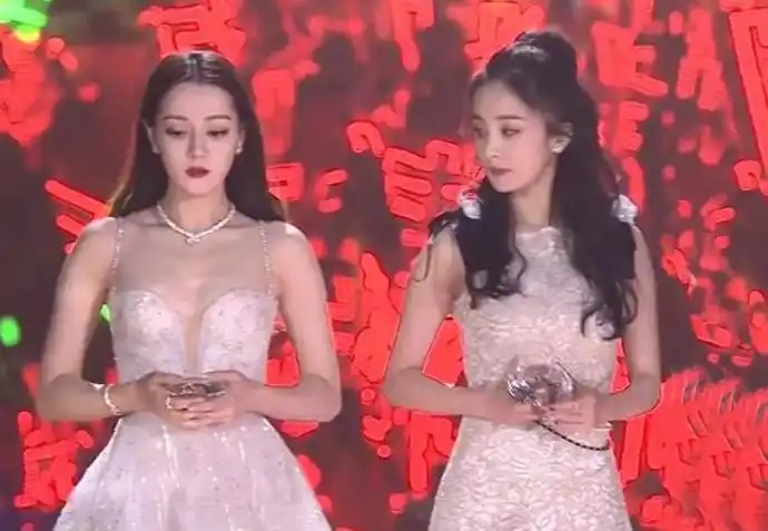 杨幂和迪丽热巴是什么关系