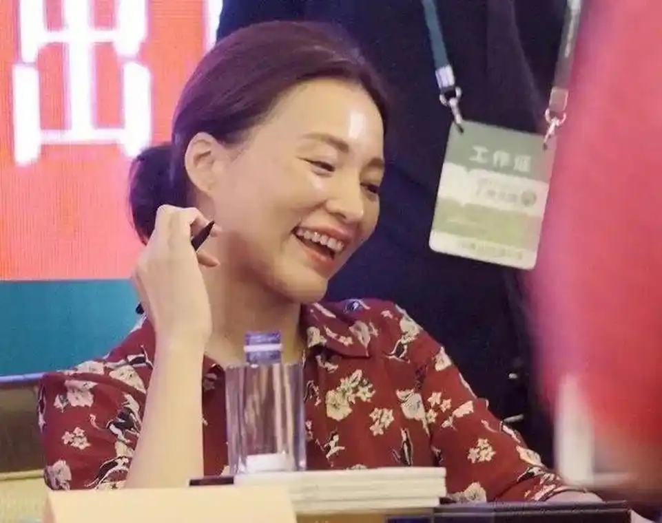 49岁董卿素颜遭曝光!头发整洁有型,身穿暗红色碎花裙宛如少女