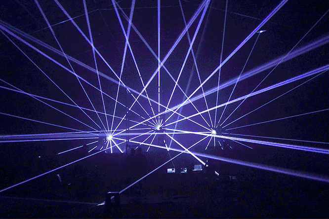 世博园被灯光秀包围着感觉置身于一场梦幻科技感的会场中音乐舞台的