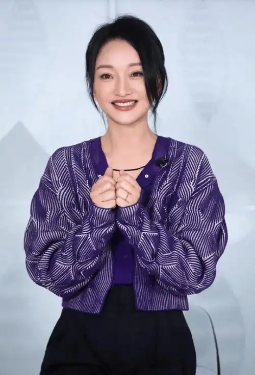 你能想象这是周迅快50岁的样子吗?满满的少女即视感,真的是逆生长啊