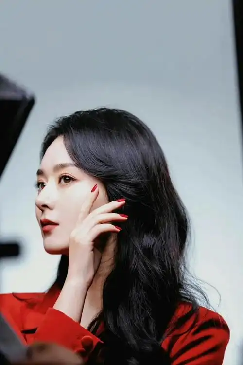 赵丽颖闷声干大事!穿中国红西装霸气侧漏,拿下代言就硬气不少!