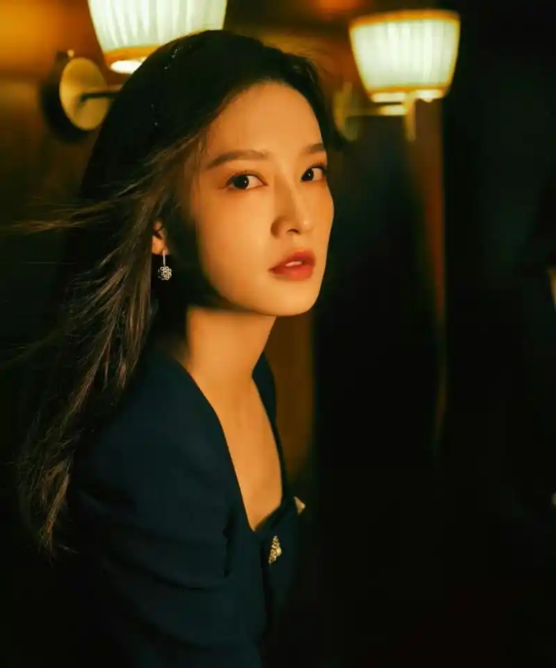 李沁# 钻链编发造型,清纯唯美的颜值,妩媚动人的婀娜身姿,纤瘦白牡哪