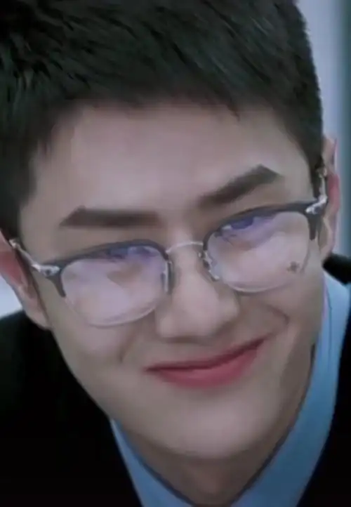 王一博#王一博戴眼镜帅呆了