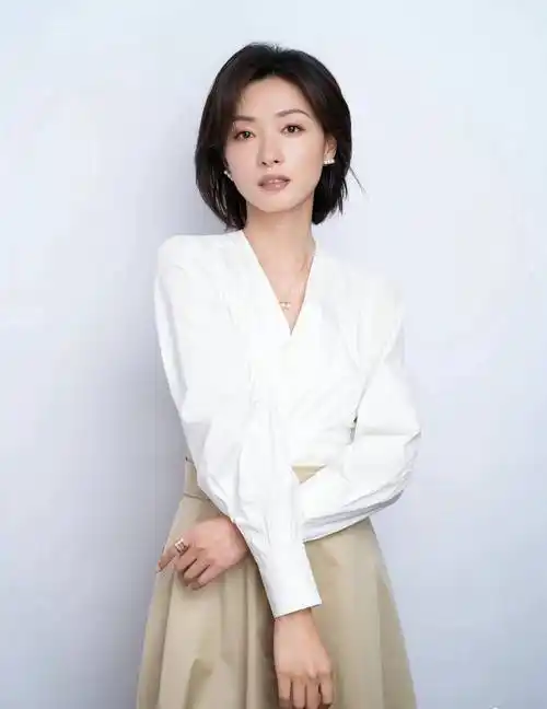 万茜白色衬衣职业风写真_职业_衬衣_白色