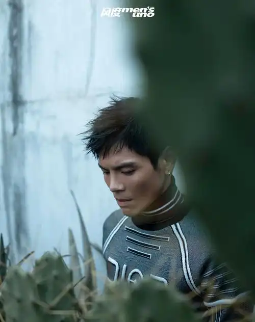 向佐jackyheung 登上《风度mens uno》4月号封面,在他身上