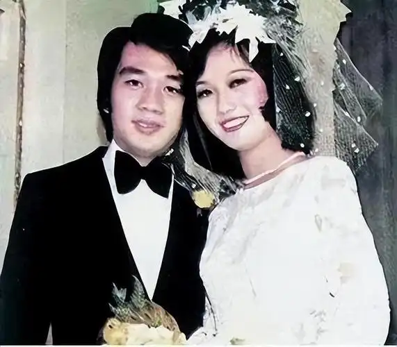 他也能给赵雅芝带来体面且舒适的生活,于是在同一年,赵雅芝结婚了