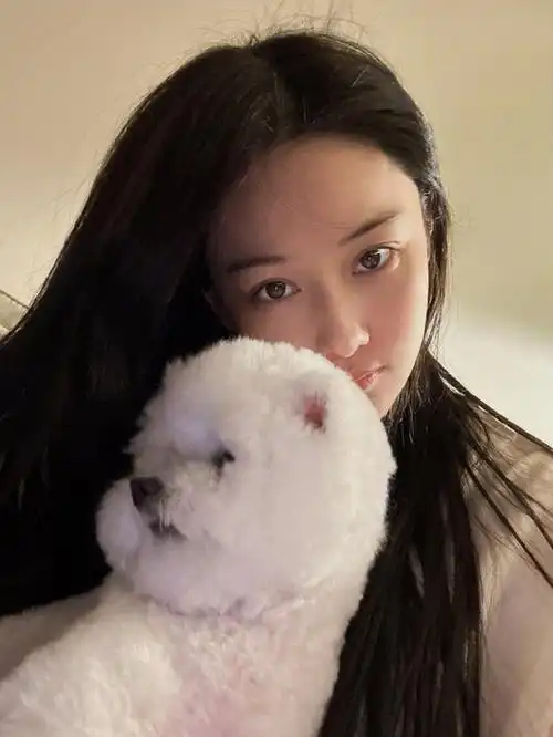 35岁张馨予晒素颜自拍,长发披肩似清纯少女,自曝曾被陌