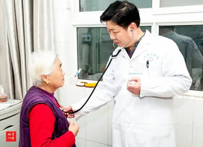 鄢陵县人民医院神经内科主任马连顺大夫在查房,为病患诊病.