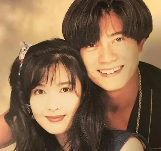 周慧敏罕见旧照年轻素颜美翻天际诠释什么叫秀雅绝俗