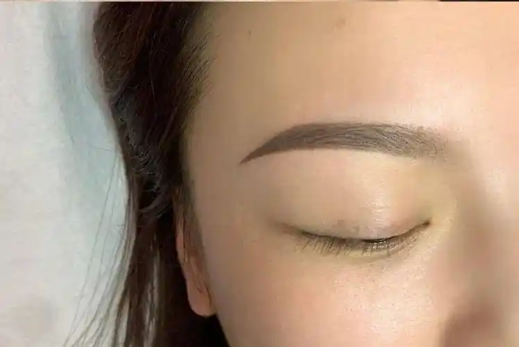 修改后的眉毛淡红底色老式纹眉线条修改效果对比二1,眉峰高,眉形细