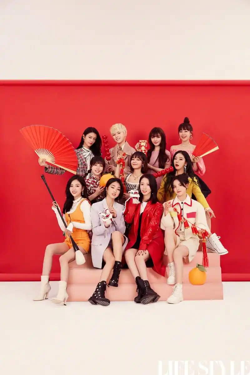 组图:火箭少女101最新写真年味十足 举春联红扇甜笑吃糖_高清图集