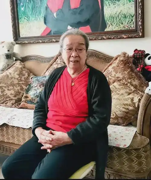 88岁李明启近照曝光出席活动精神抖擞姐妹聚会自曝生活琐事