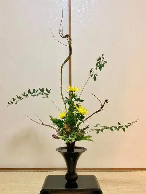 使用菊花,杜鹃与日本龙胆草的立花,淋漓体现秋季美丽景观.