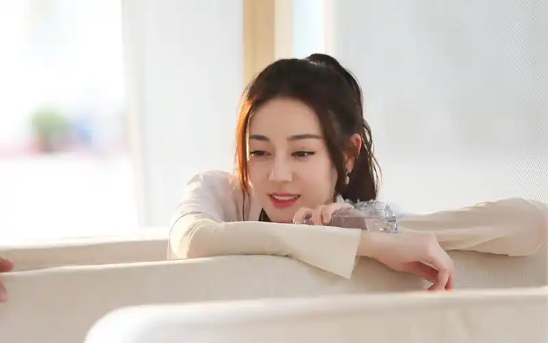 迪丽热巴甜美高清桌面壁纸