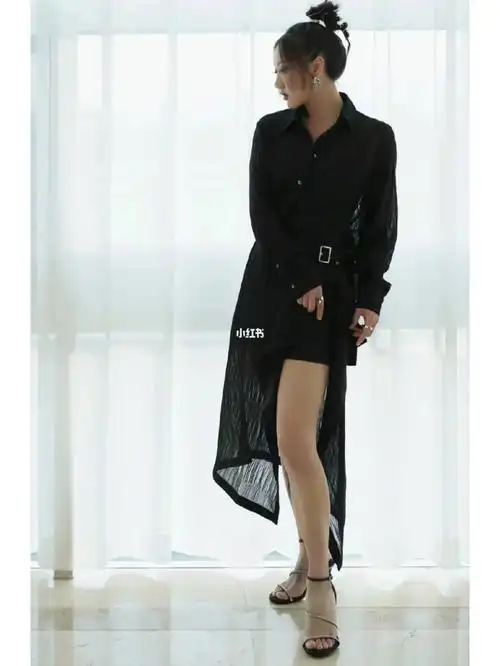 陈粒_以evening glow黑色高跟凉鞋搭配同色系服装作音乐演出造型