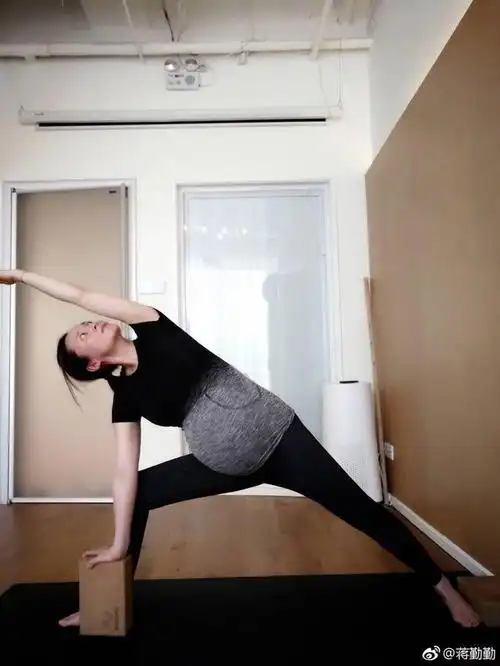 虽然肚子大,但身手看起来比较灵活,今年43岁的蒋勤勤怀的是二胎,为了