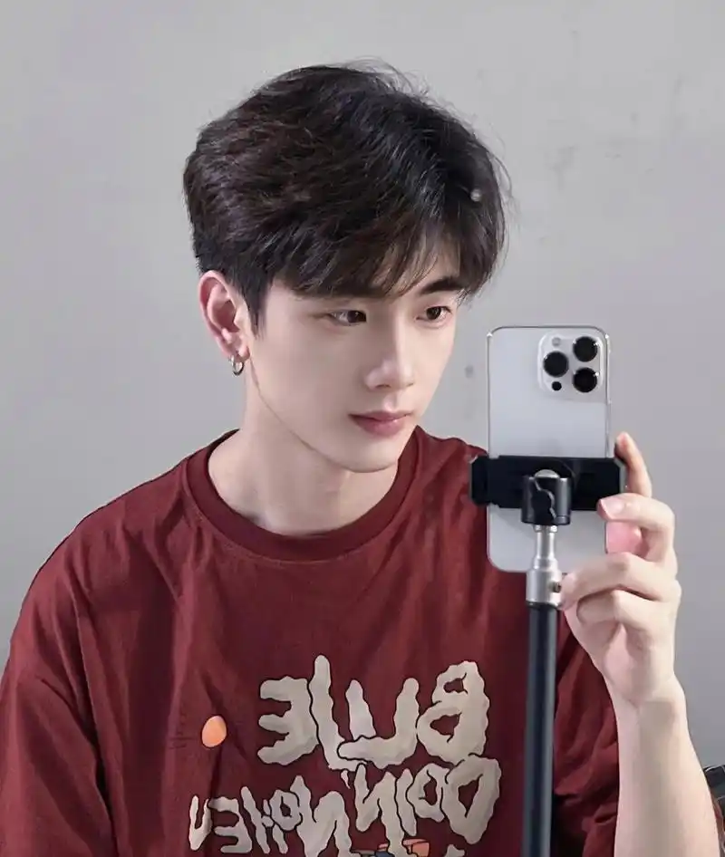 男生发型气垫分头 一款气垫烫文艺分头发型!