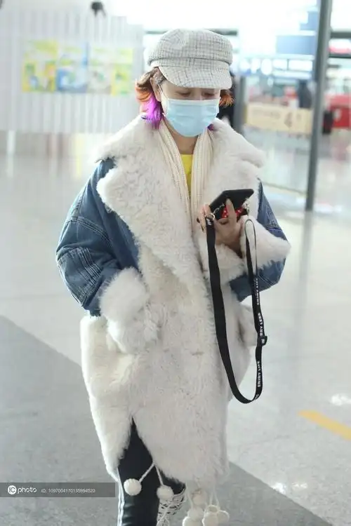 街拍金巧巧羊羔绒牛仔外套白色中筒靴报童帽时髦减龄