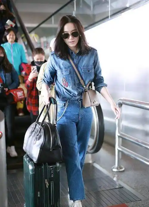 宋佳私服走机场真时尚,一身牛仔装穿搭时髦又随性,真显活力!