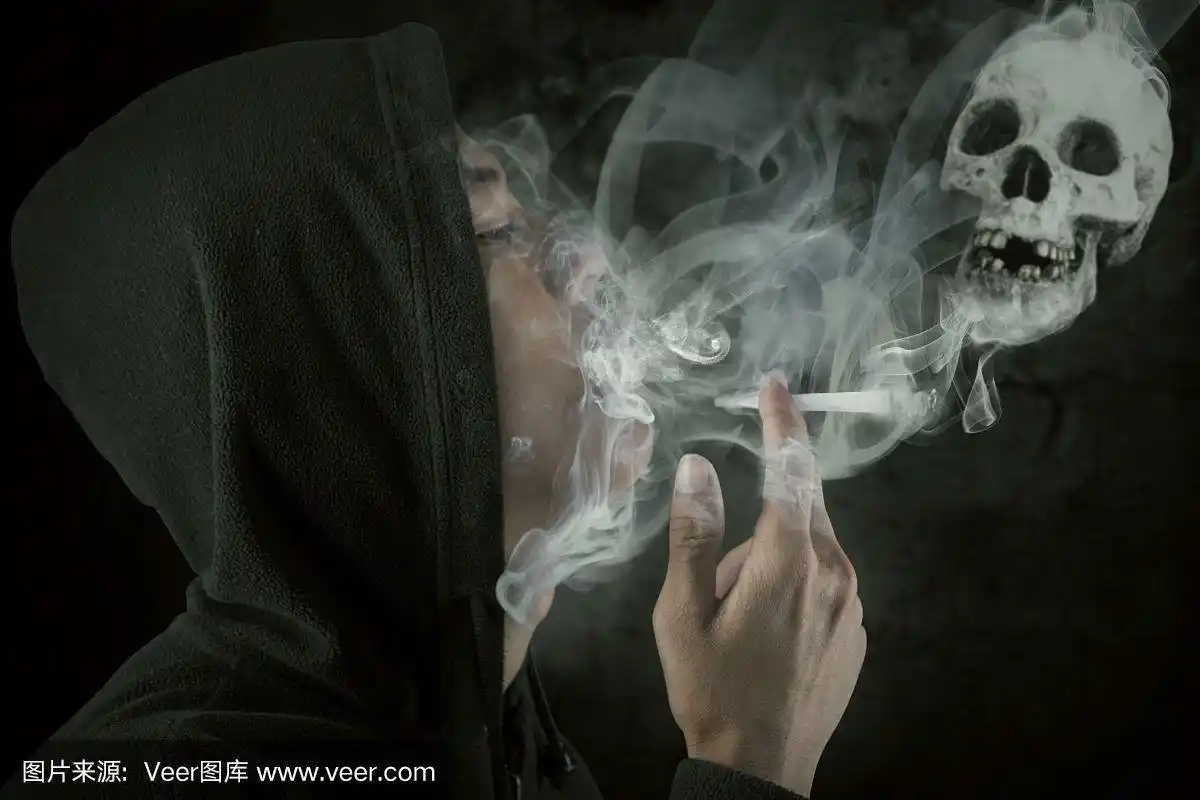 在黑色背景上抽烟的男人