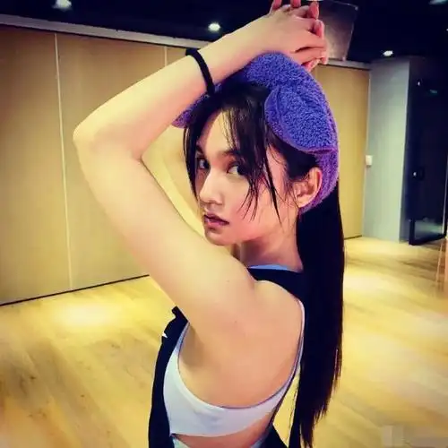 杨丞琳晒海岛度假泳装照网友李荣浩好眼力