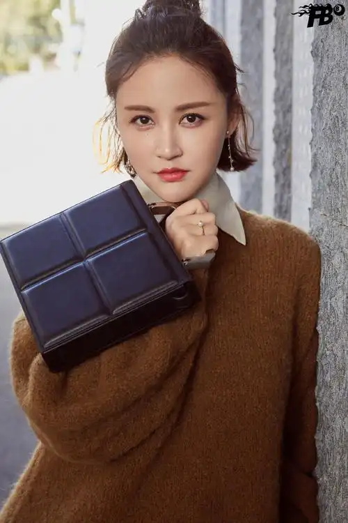 张歆艺暖色毛衣甜美写真图片26