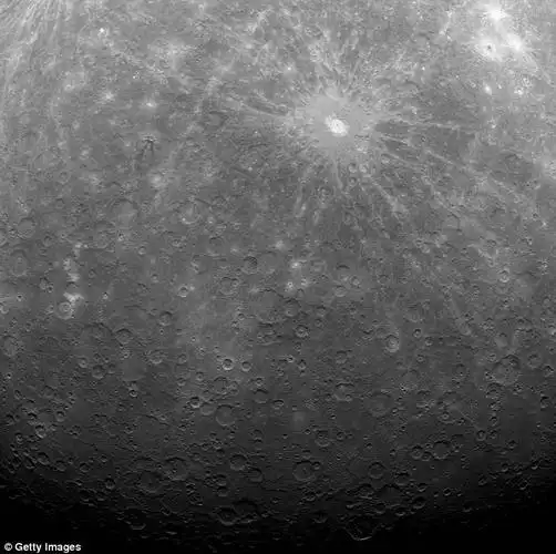 "信使"号发回首批水星地表图片 岩石表面多暗光陨石坑(资料图片)