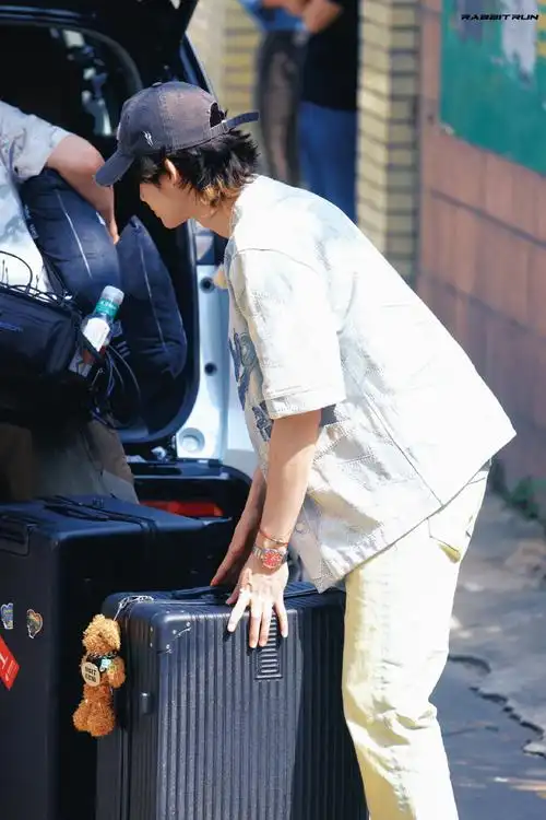 小鬼王琳凯《我们仨》路透  今天是美式男孩儿主打纯帅风06  素颜好