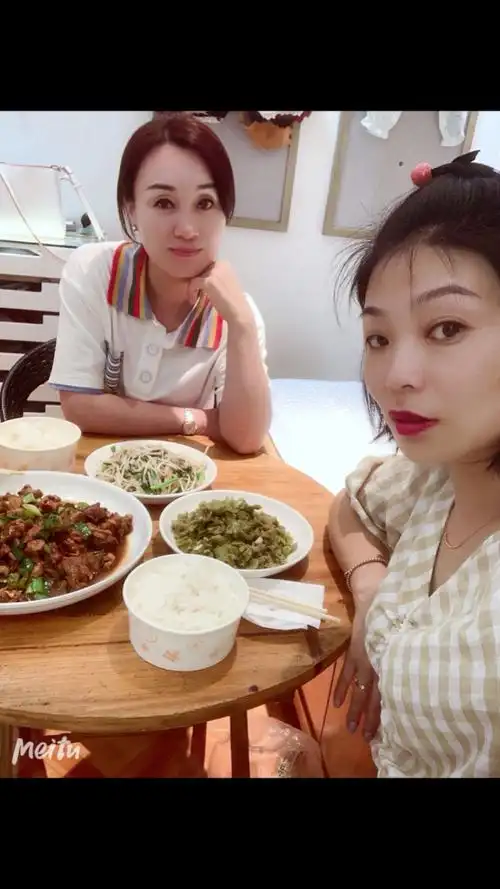 小姐妹说一起吃饭就留下一起吃饭了97