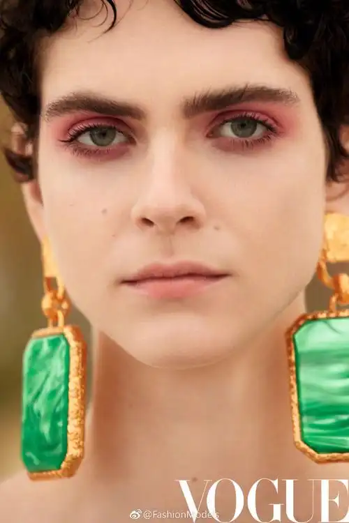 杂志大片editorials# vogue china 七月刊封面大片"粉色火烈鸟"模特