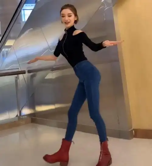 大脚小姐姐走红看到她脚的那一刻网友比腿还粗一圈