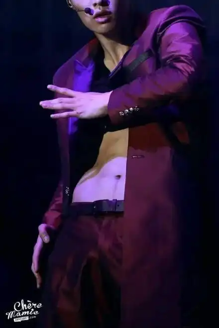 "小绵羊"张艺兴腹肌露肉系列 上演完美诱